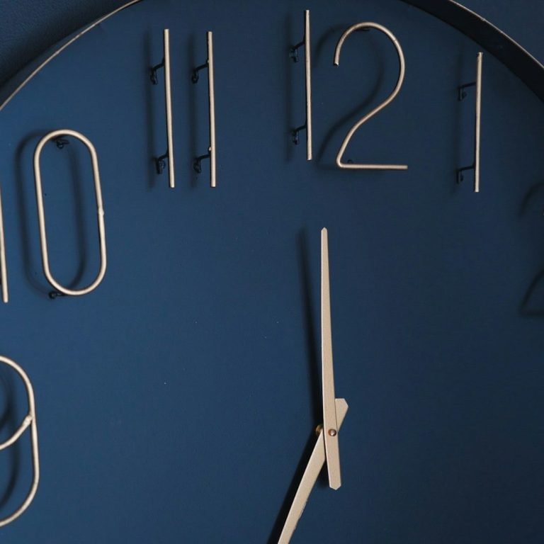 Steuerfristen 2026 herangezoomter Ausschnitt einer Uhr mit filigranem modernem Ziffernblatt in dunkelblau